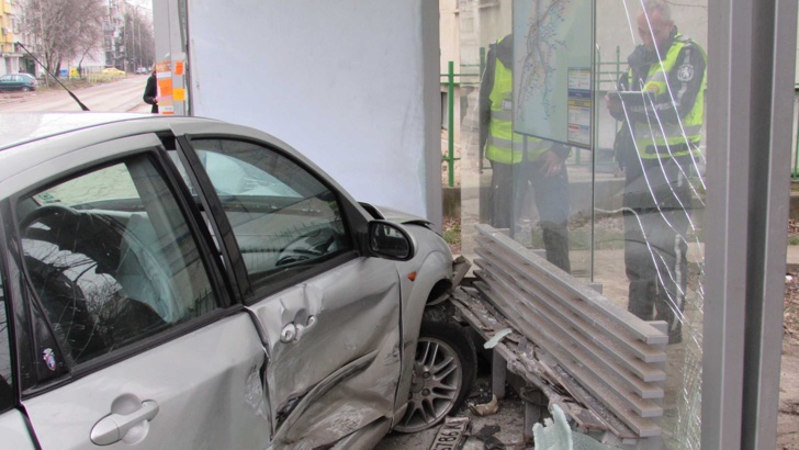 Кола се вряза в магазин в София, една жена пострадаЛек