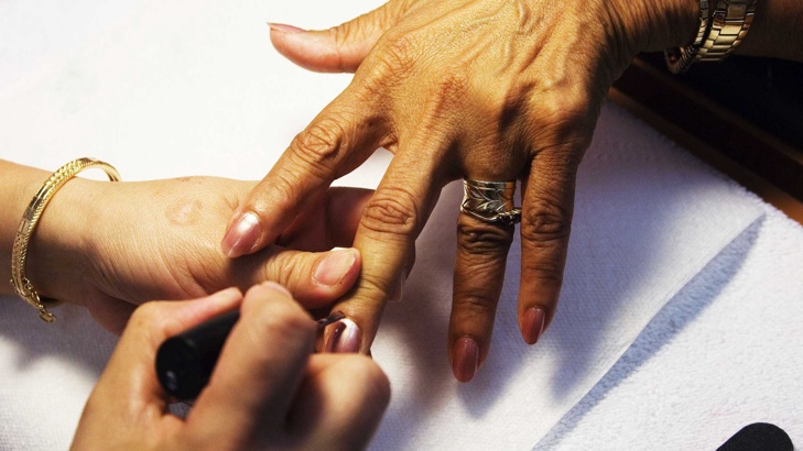 Човекът с най-дългия маникюр в света си изряза ноктите66-годишният индиец