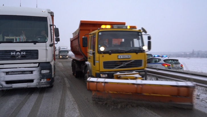 Зимната обстановка постепенно се нормализираПродължава да е усложнена зимната обстановка