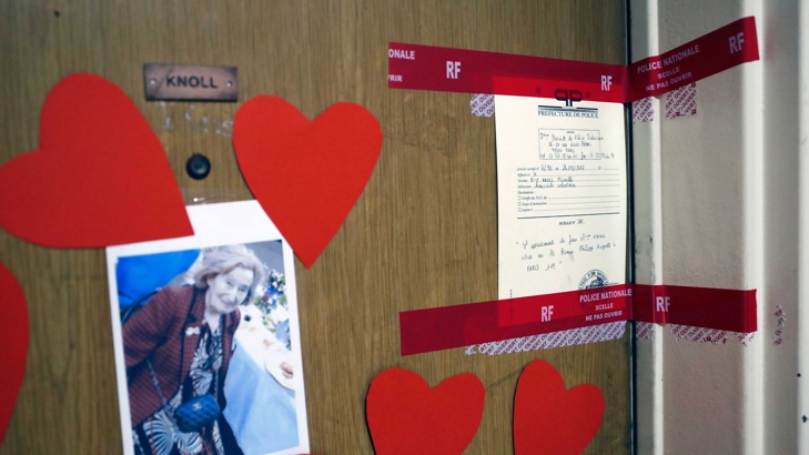 Вратата на дома на Мирей Кнол с нейната снимка и полицейските лепенки, забраняващи достъпа до жилището й.