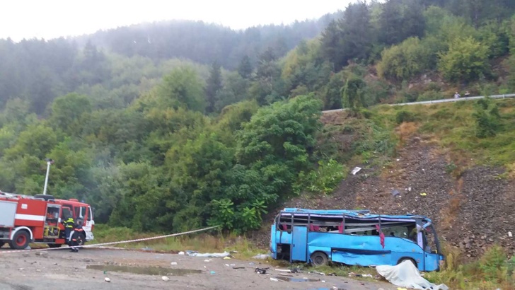 МЗ 16 са загиналите 21 са ранени при тежката автобусна
