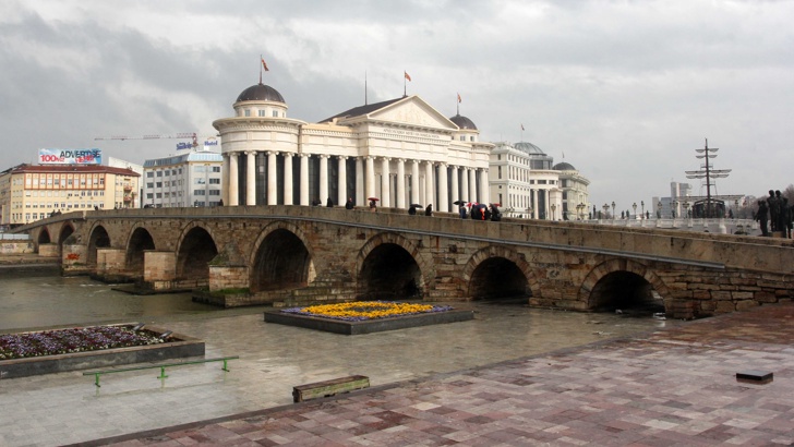 Центърът на Скопие със стария мост над Вардар. 