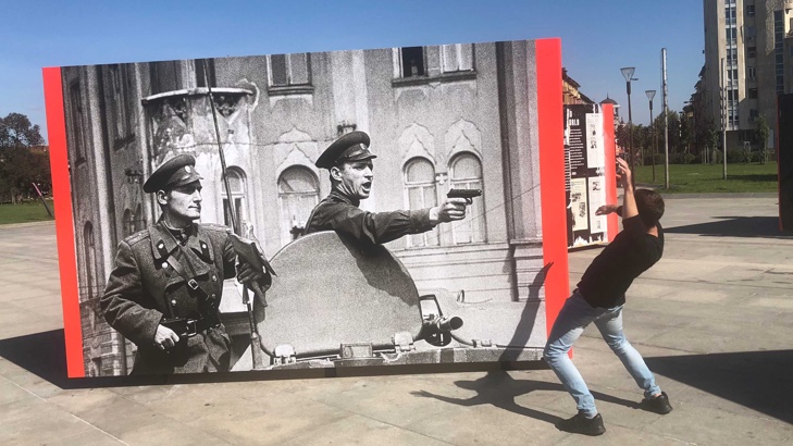 Атмосферата на Пражката пролет оживява във фотографии пред НДКИзложба с