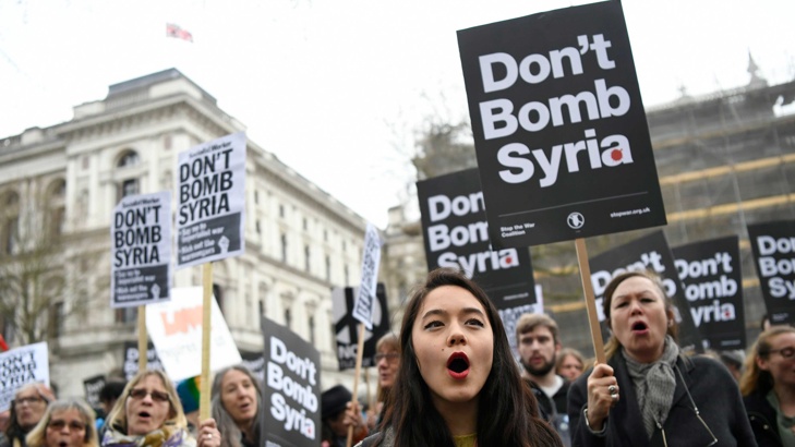 В Лондон протестират срещу бомбардировките над Сирия.