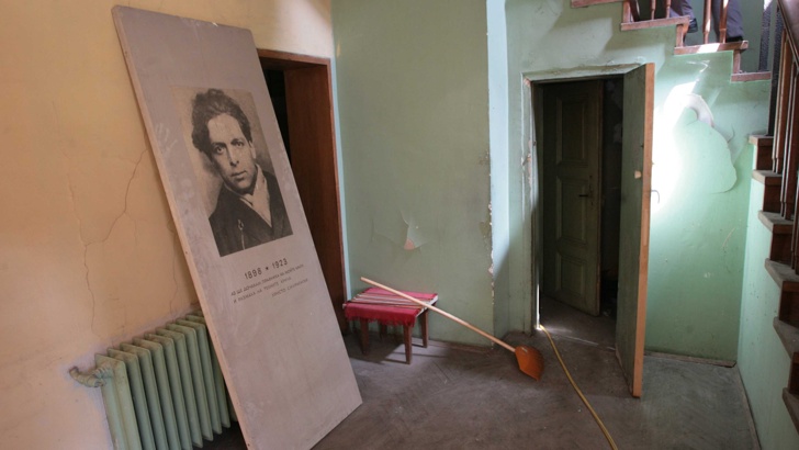 Ремонтът на дома на Смирненски се очаква да приключи най-късно на пролет