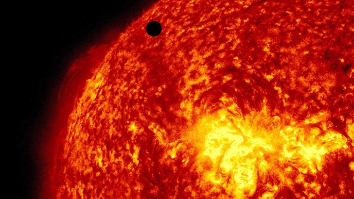 Венера, въпреки сходните със Земята условия за формиране, коренно се отличава от нашата планета по своя външен облик