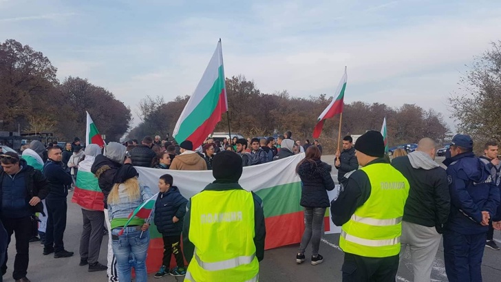 Старозагорци затвориха подстъпа до АМ ТракияБлизо 300 старозагорци затвориха подстъпа