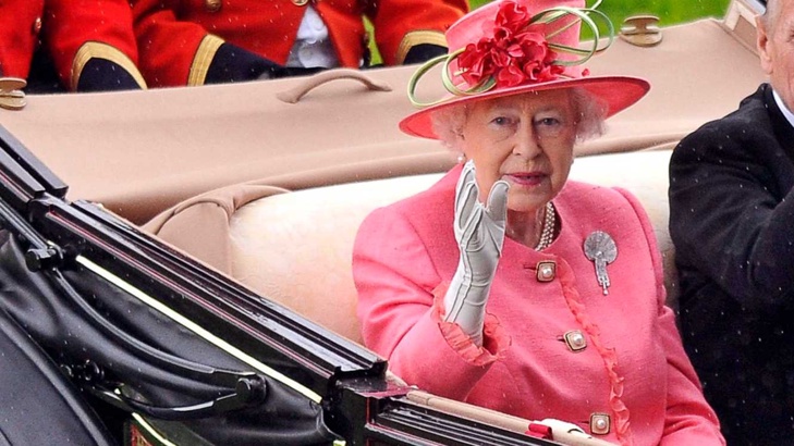 Елизабет II пътува без паспорт навсякъде по света шофира без