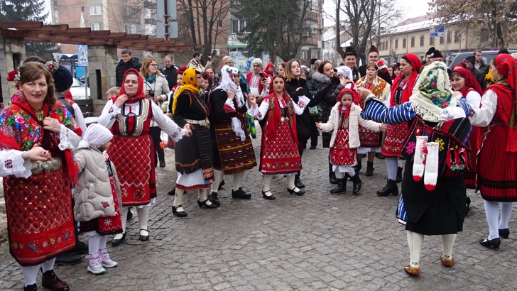 Уникалното и пъстро Бабино хоро се изви на площада в