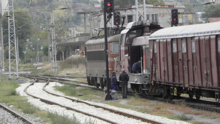 Два вагона на бърз пътнически влак горят на гара Коньово