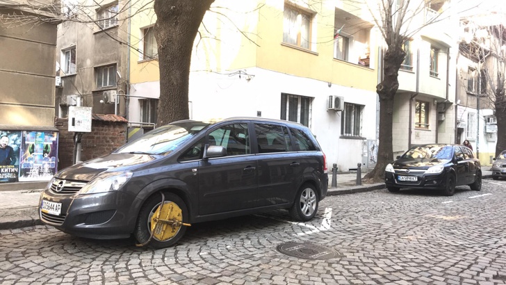 Масово поставят скоби на паркирали коли в СофияВ центъра на