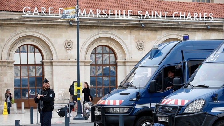 Човекът, задържан в събота от френската полиция на гарата в