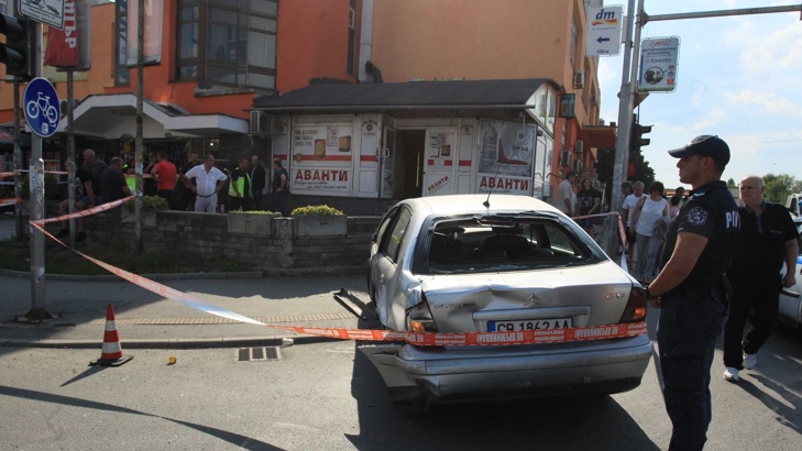 Кола се вряза в магазин в София, една жена пострада