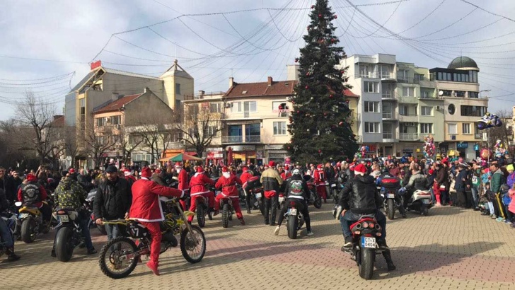 Рокери зарадваха малчугани с лакомства в КазанлъкМото Коледа в Казанлък