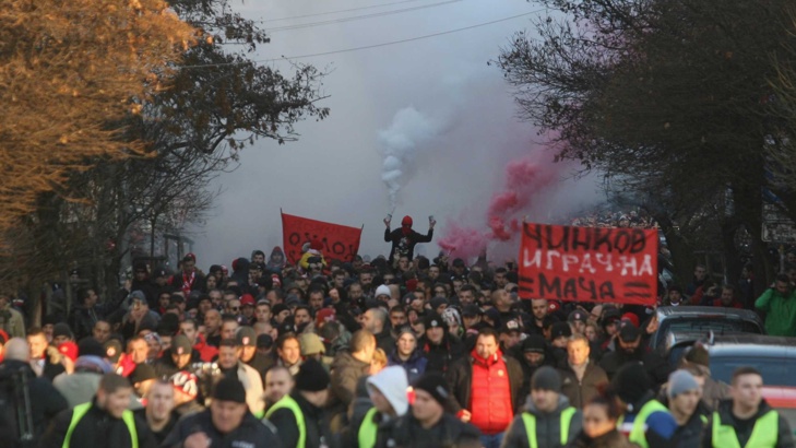 Феновете на ЦСКА проведоха кратко шествие преди дербито с Лудогорец.