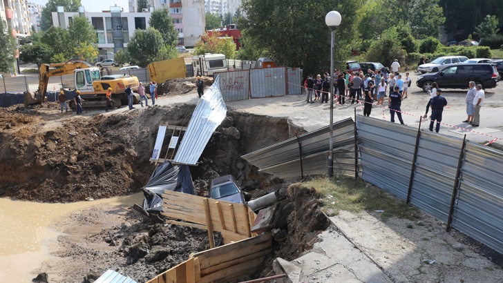 Строителен изкоп се напълни с вода погълна колаНеобезопасен изкоп се