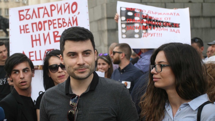 Многоброен протест се провежда пред сградата на Съдебната палата в