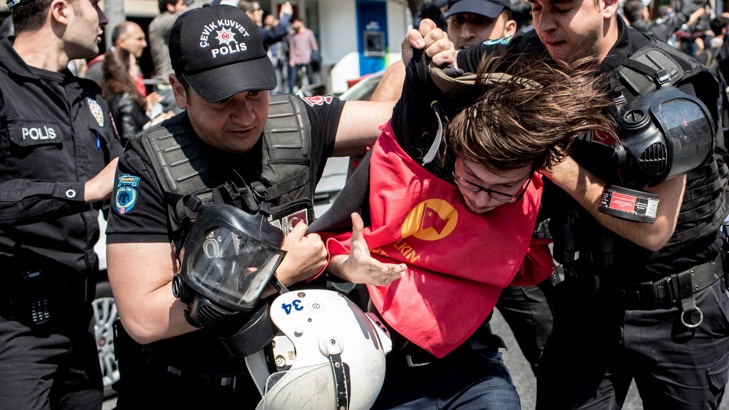 Проверка за сигурност турското оръжие срещу несъгласнитеПреди да бъдат наети