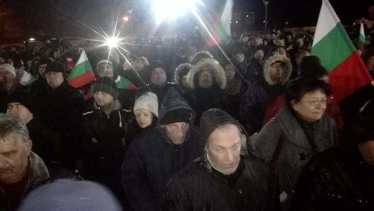 На площада пред сградата на кметството се развяват български знамена.