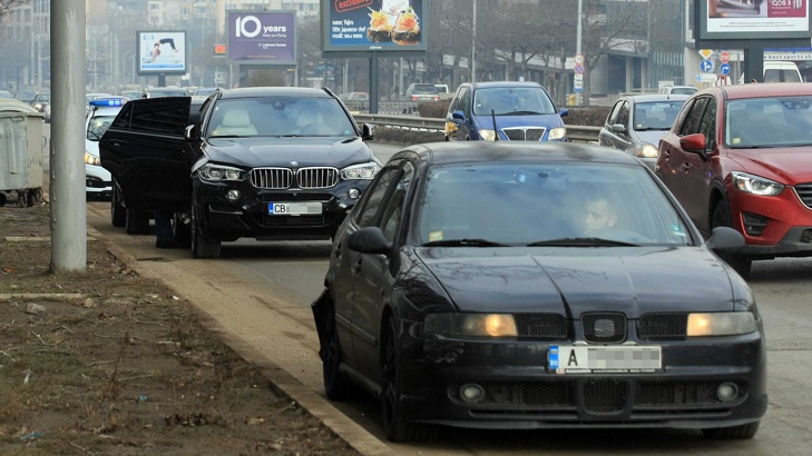 Супер скъпи луксозни автомобили, се потрошиха при две катастрофи на столичния бул. „България“