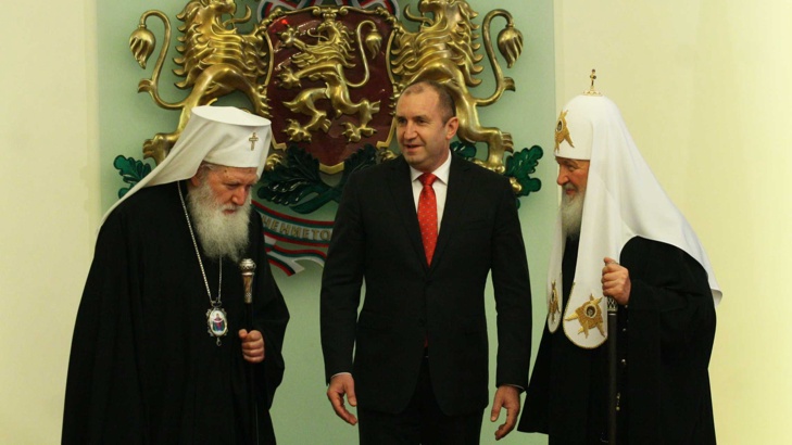 На снимката: патриарх Неофит, президентът Румен Радев и руският патриарх Кирил