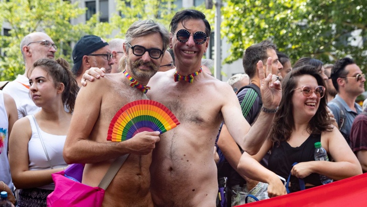 Двама мирни представители на ЛГБТ общността.