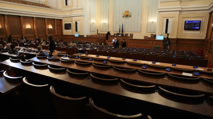 БСП напусна пленарната зала заради промяна в дневния ред на парламента