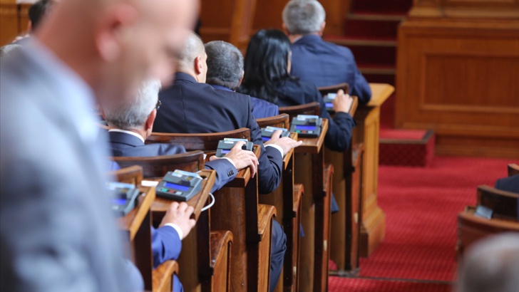 Парламентът задължи автобусите да бъдат оборудвани с колани за пътницитеПарламентът