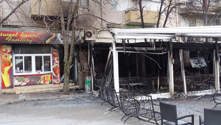 Заведение изгоря в Сандански, няма пострадалиЗаведение "Рая" изгоря тази нощ