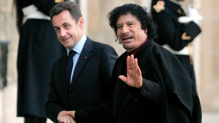 БГНЕС/EPA Архив: Никола Саркози и Муамар Кадафи