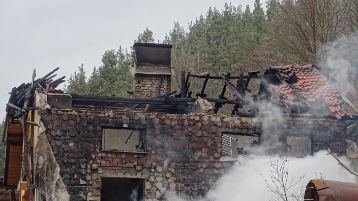 Къща горя в село край Якоруда семейство с малко дете