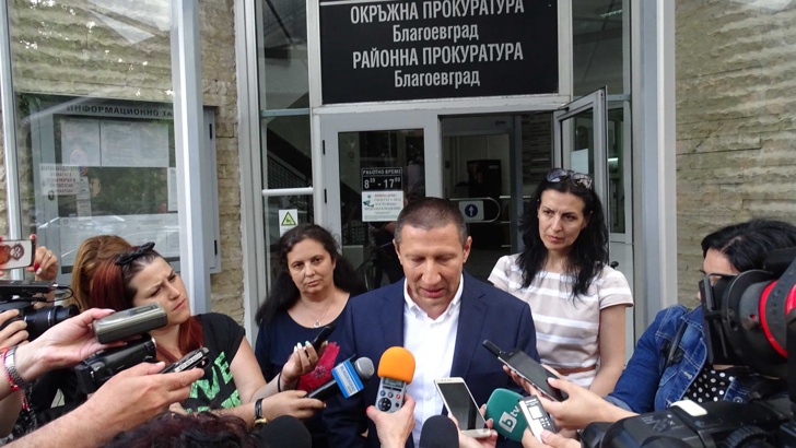 Незаконно оръжие и пари в кабинета на арестувания шеф на КАТ-Благоевград