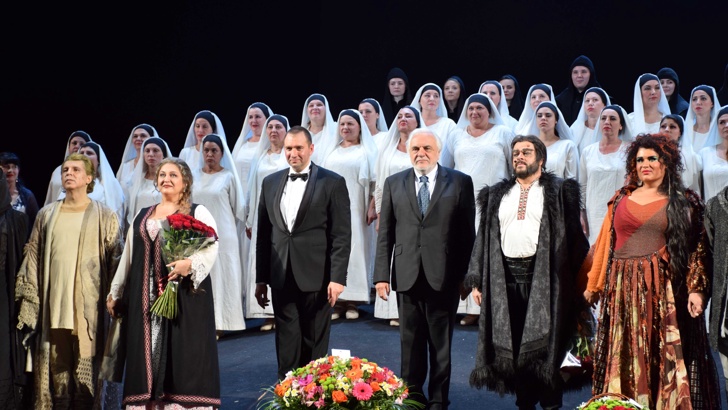 С операта Янините девет братя от Любомир Пипков с режисьор