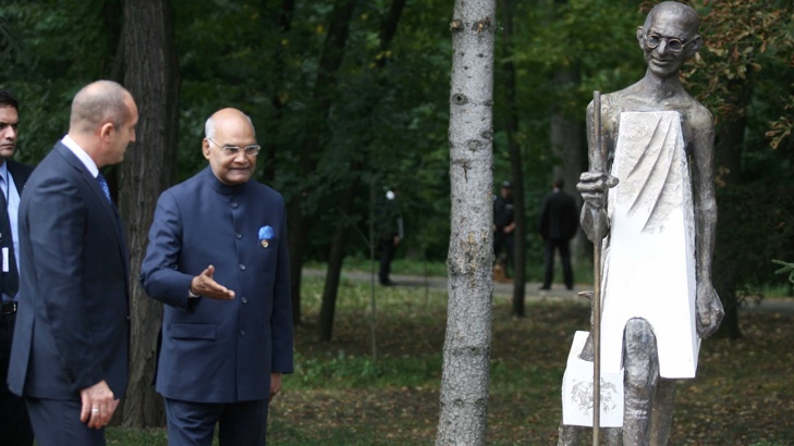 Държавните глави на България и Индия откриха паметник на Махатма