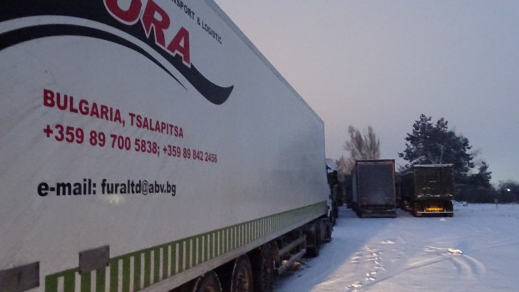 Десетки товарни автомобили с маса над 3.5 тона от вчера изчакват край Благоевград заради въведената от властите забрана за влизане в южната 