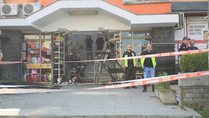 Лек автомобил се вряза в магазин – малък търговски център в кв. „Овча купел” в София