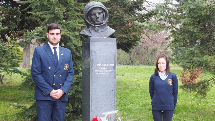 С поднасяне на цветя пред паметника на Юрий Гагарин, варненци