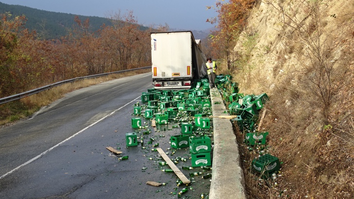 Камион изсипа стотици литра бира на пътя след Симитли Камион