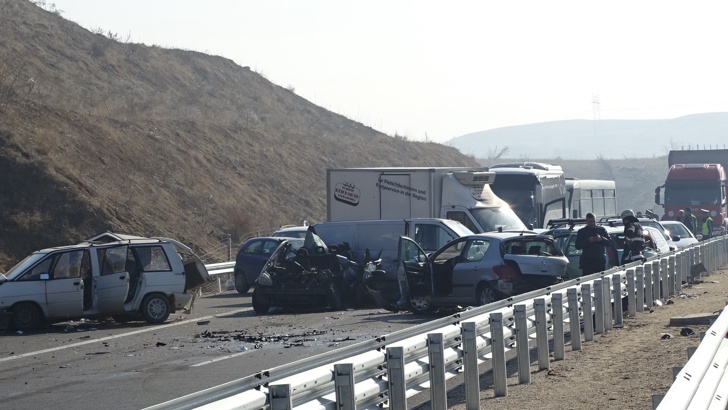 Един загинал и 14 ранени при мелето от 30 автомобила