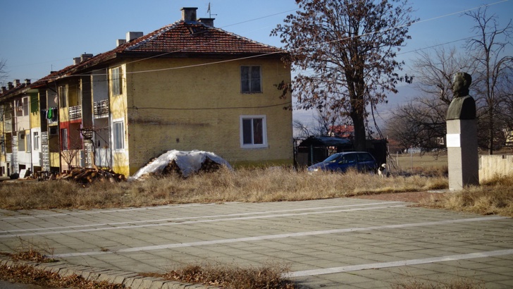 Две хризантеми и кучешка стража за Вапцаров в БараковоС две