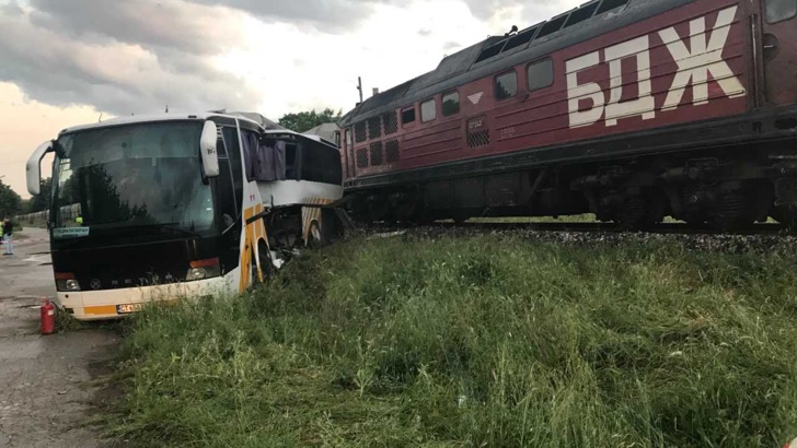 Влак е блъснал автобус с пътници на неохраняем ж п прелез