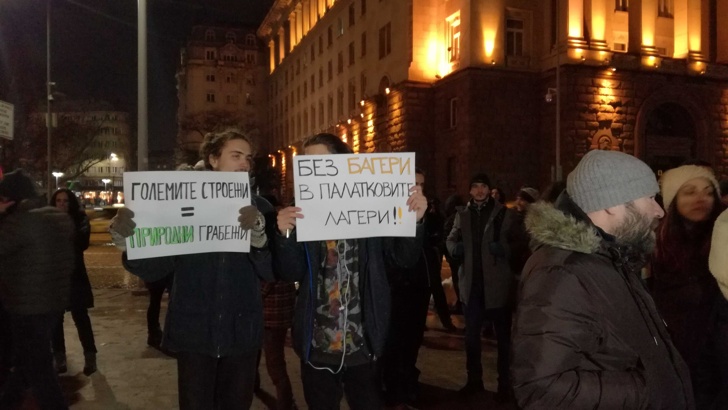 Протестиращи поискаха оставката на Нено Димов заради строежите по Черноморието