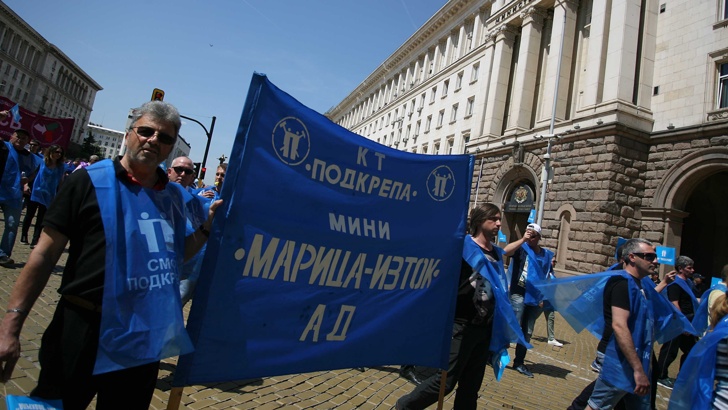 Напрежението пред министерството на енергетиката ескалира протестиращите миньори освиркаха министър