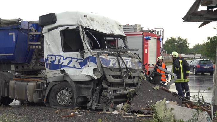 Шофьор на тежкотоварен камион загина на място след като се