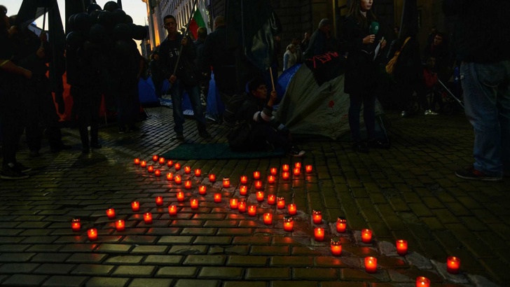 Нощен протест на майките блокира движението пред Министерски съветПротестите на