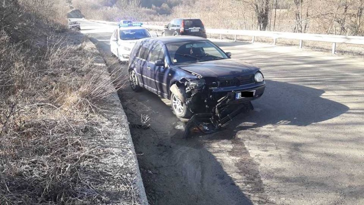 Фолксваген поднесе и се блъсна в стена на пътя Гоце