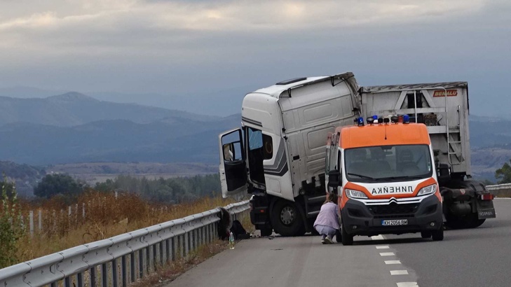 Тежкотоварен камион се обърна на пътя край Банско помитайки три