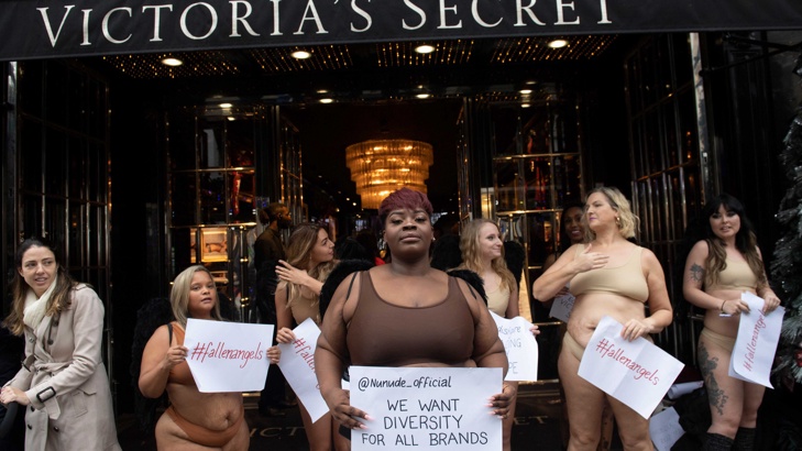 Протест на модели с размер "плюс" пред магазин на Victoria's Secret в Лондон