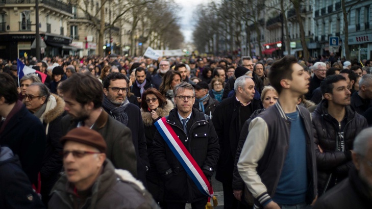 Мълчаливо десетки хиляди парижани почетоха Мирей Кнол.