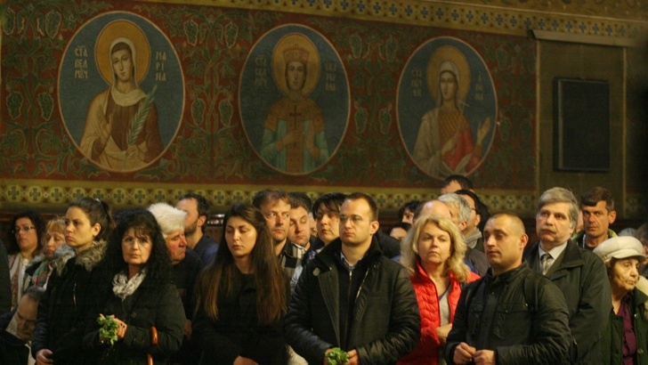 В храм Св. Неделя бе отслужена Вечерня със св. Василева